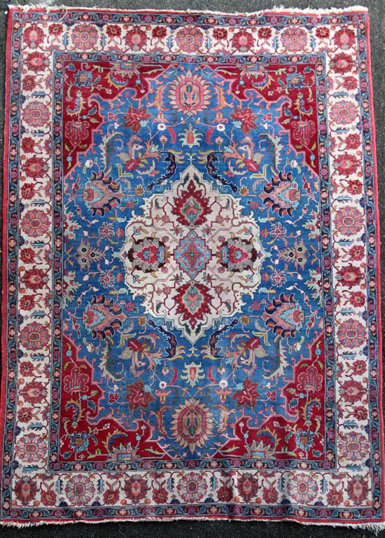 A Kashan carpet, 10ft 4in by 7ft 9in.